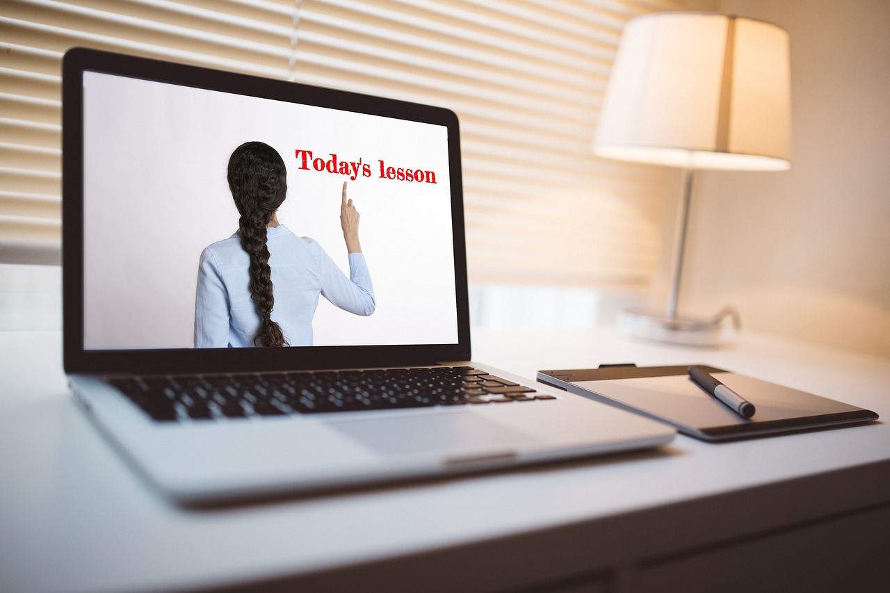 What Sets Cloud Based eLearning Apart from Other Modes of Online Education? What Sets Cloud Based eLearning Apart from Other Modes of Online Education?